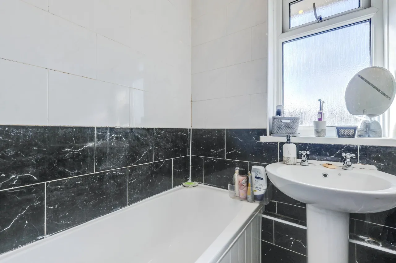 Fillingfir Walk, Leeds, LS16, photo 10