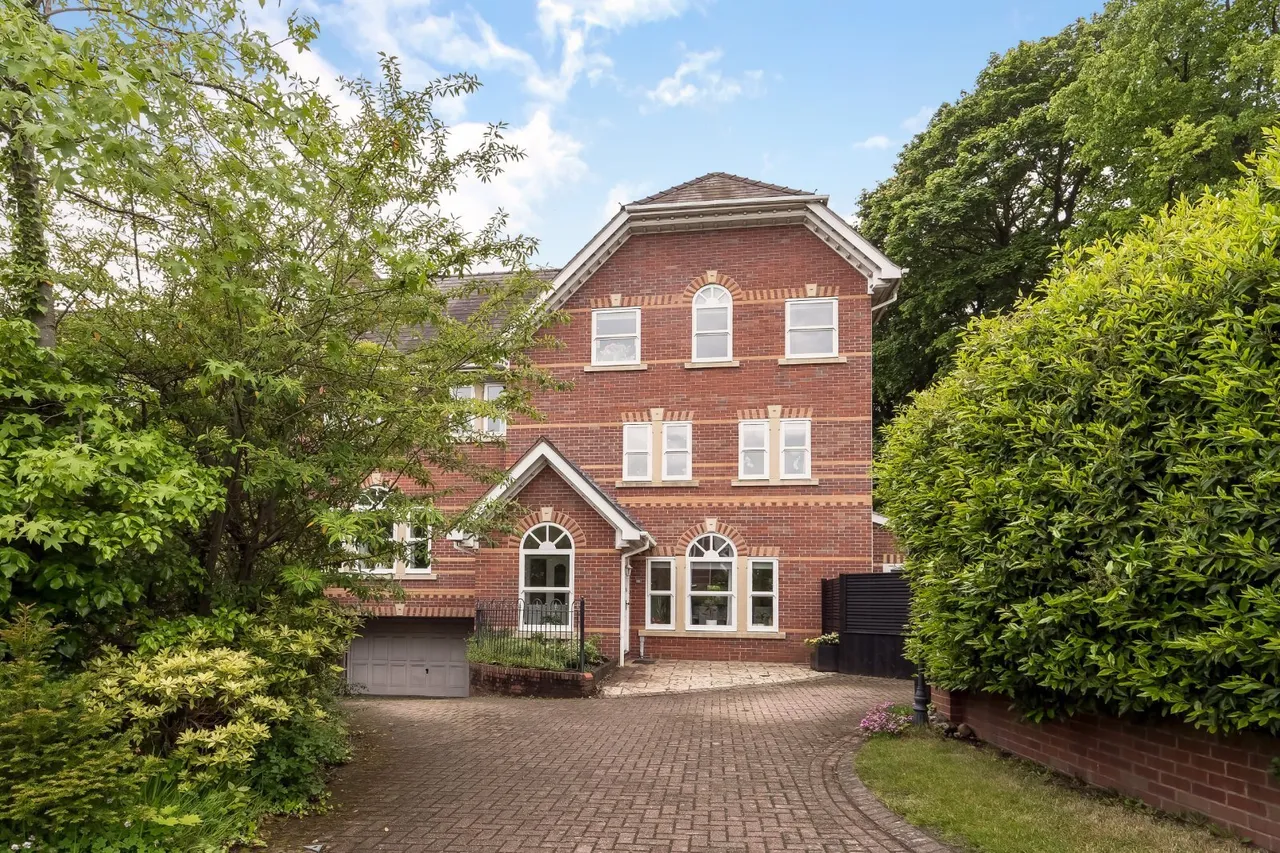 5 bed property for sale, The Lawns, Bowdon, WA14