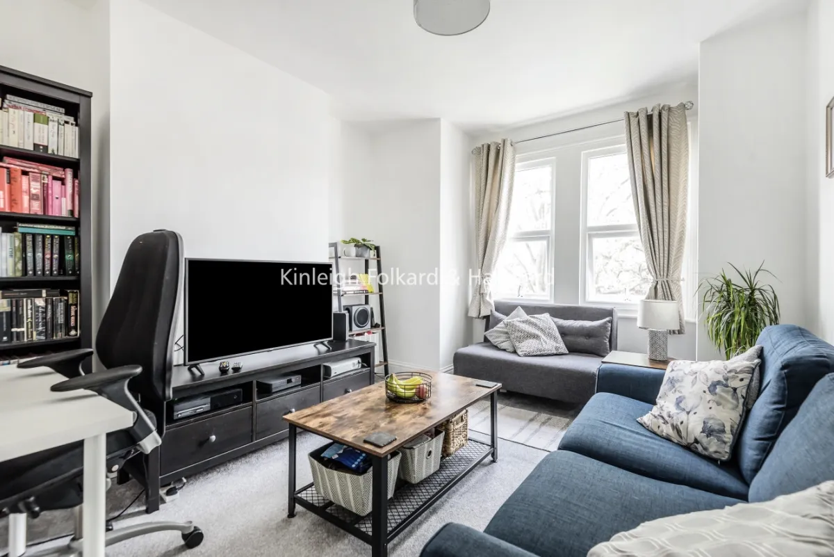 2 bed flat to rent, Mellison Road, London, SW17