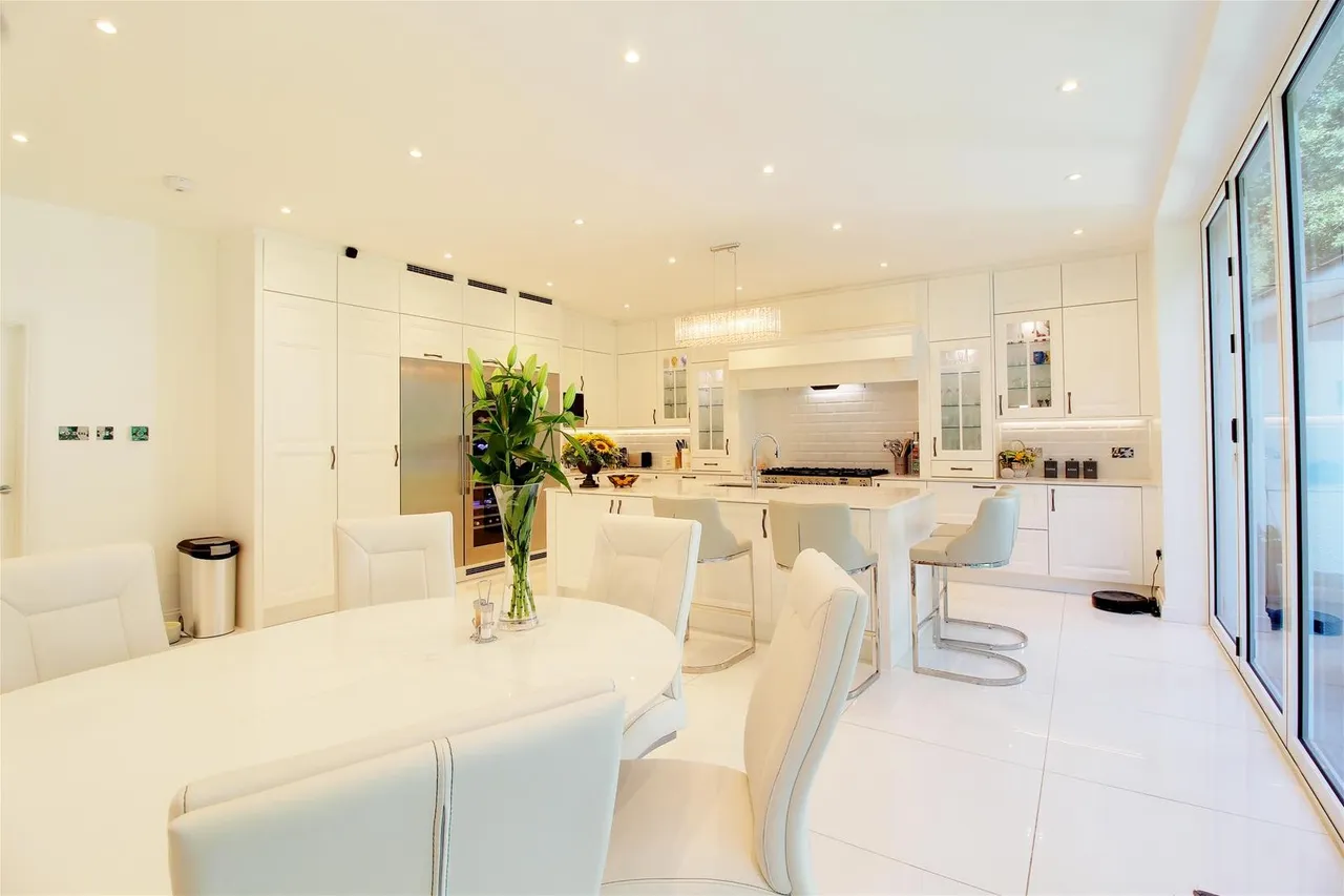 Dixons Hill Close, North Mymms AL9 7EG, photo 3