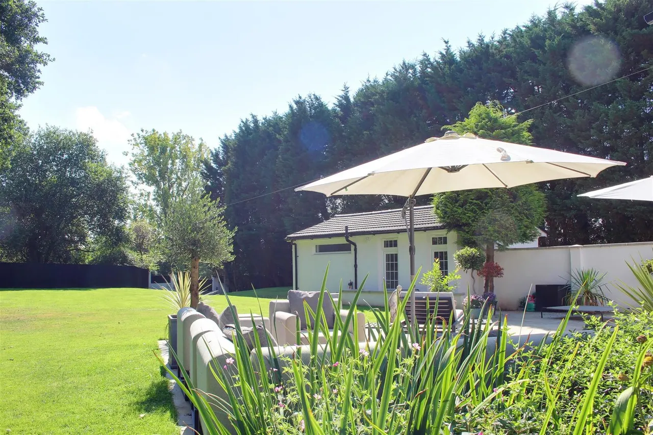 Dixons Hill Close, North Mymms AL9 7EG, photo 26