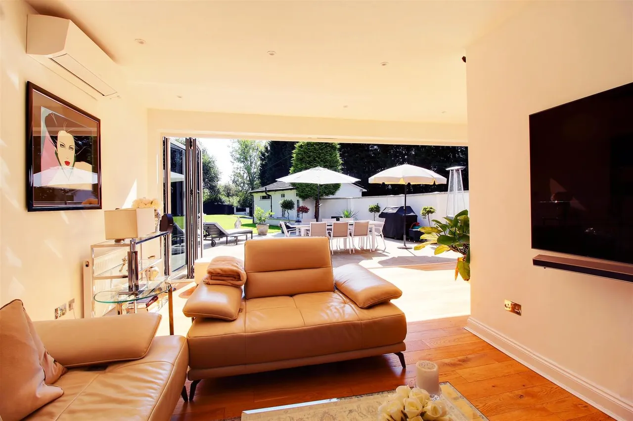 Dixons Hill Close, North Mymms AL9 7EG, photo 4