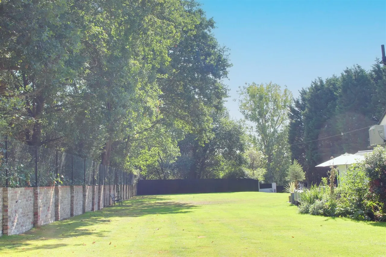 Dixons Hill Close, North Mymms AL9 7EG, photo 14