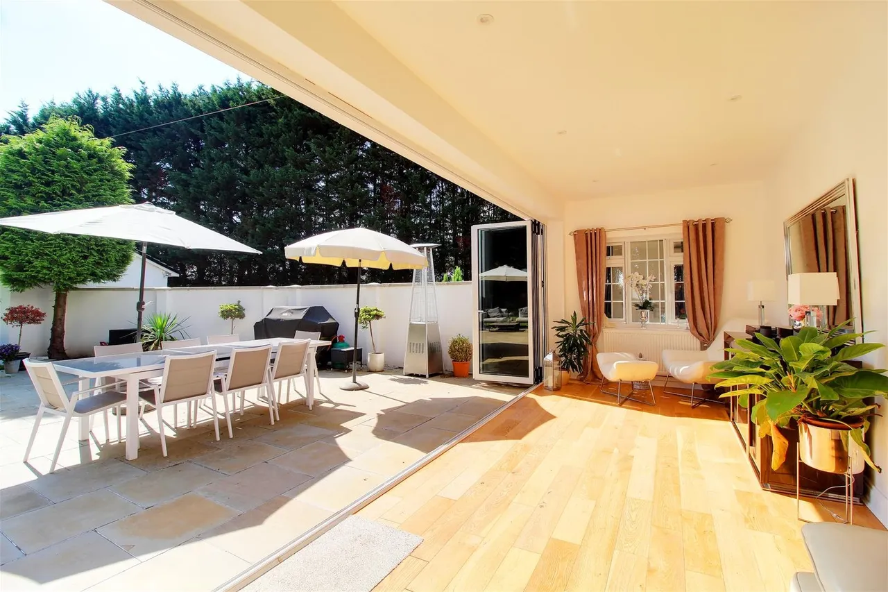 Dixons Hill Close, North Mymms AL9 7EG, photo 12