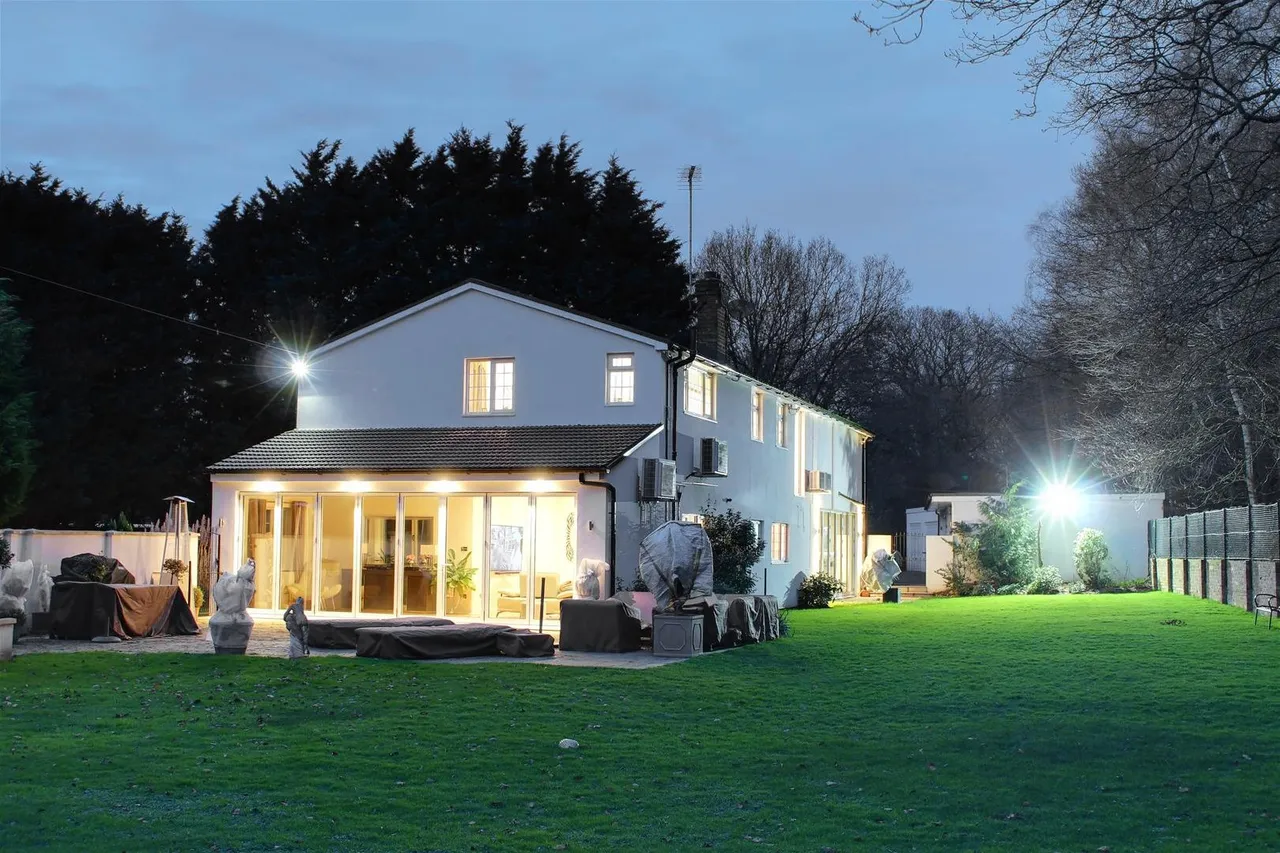 Dixons Hill Close, North Mymms AL9 7EG, photo 17
