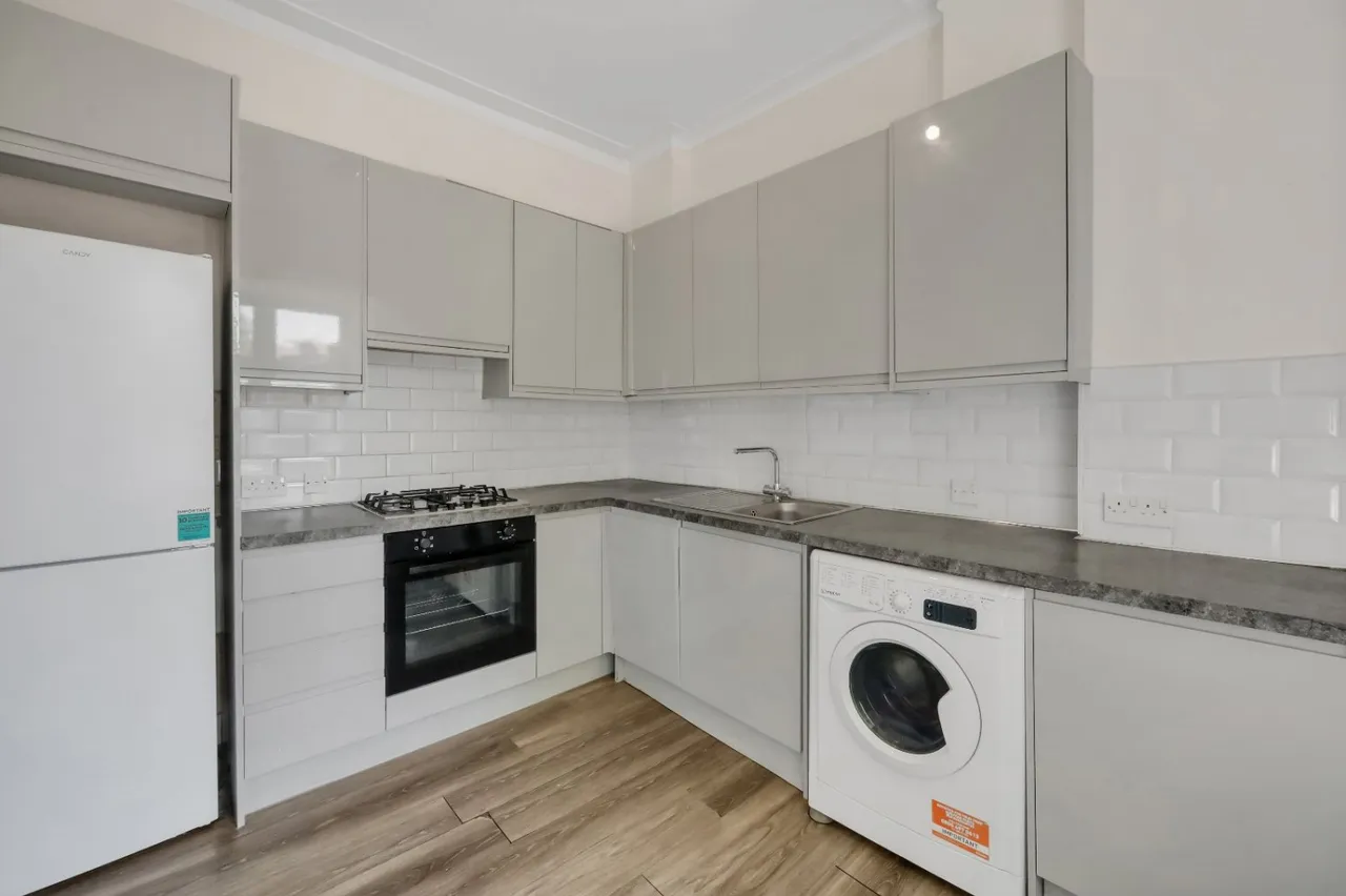 3 bed flat to rent, Brondesbury Park, London, NW2