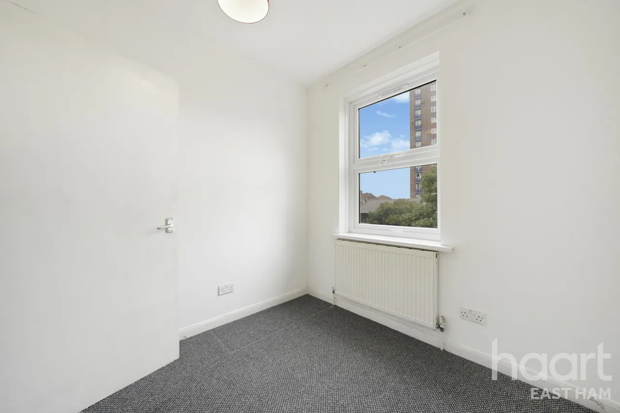Redclyffe Road, London, E6, photo 2