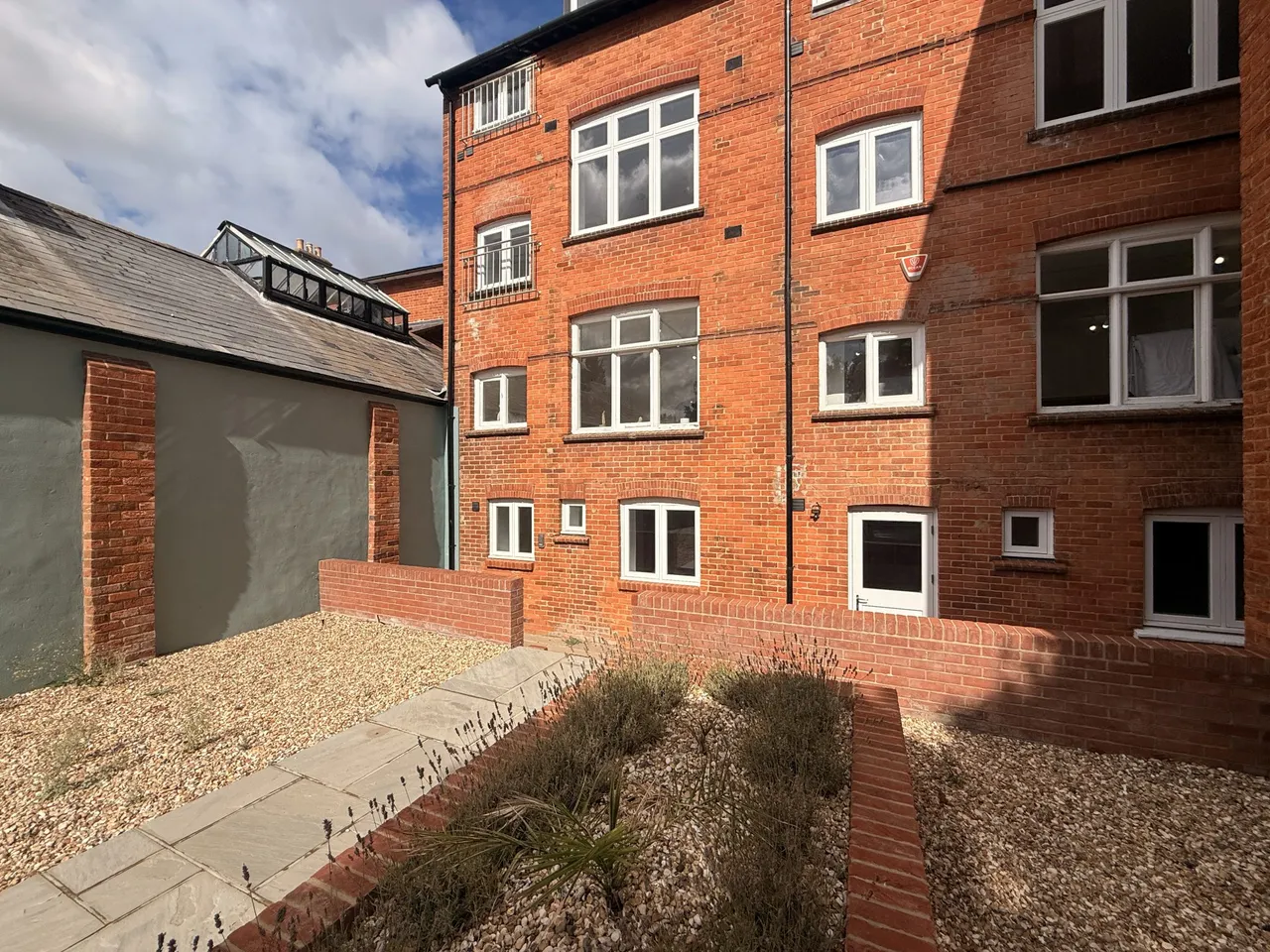 1 bed flat for sale — Buckfield House Oakley Place, Hartley Wintney, Hook, RG27 8FT