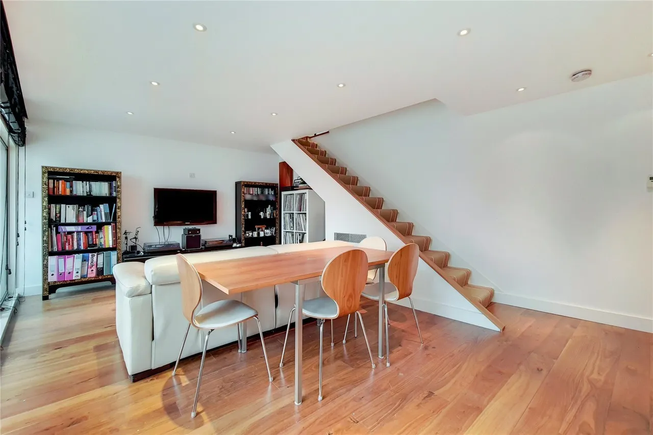 2 bed flat to rent, St. Giles High Street, London, WC2H
