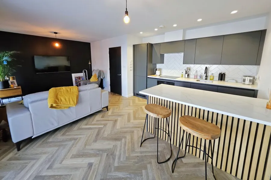 2 bed flat to rent, New Zealand Avenue, Walton-on-Thames, KT12