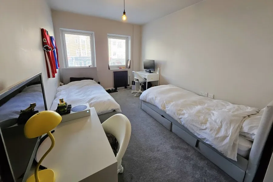 New Zealand Avenue, Walton-on-Thames, KT12, photo 2