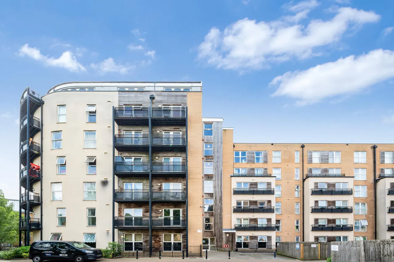 2 bed flat for sale, Lanadron Close, Isleworth, TW7