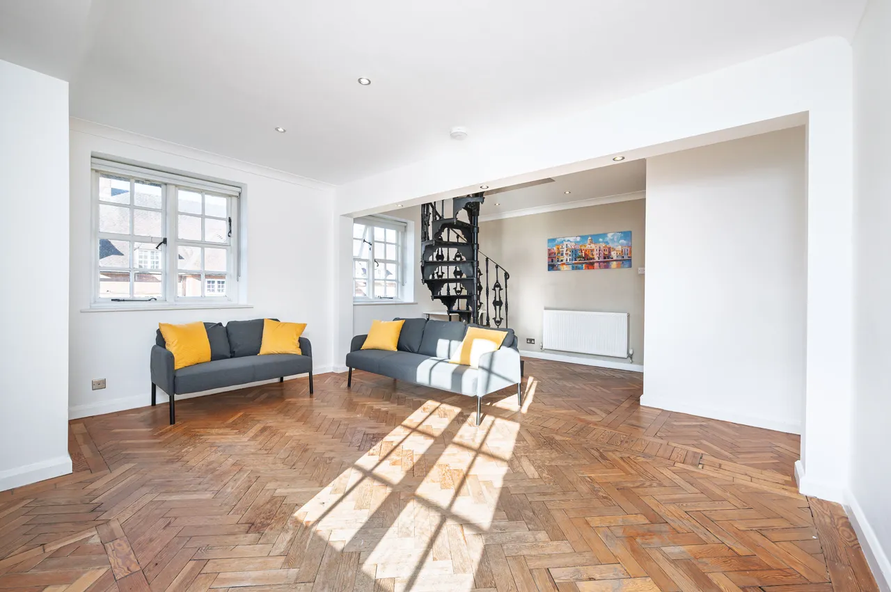 Flat 89 Heathcroft, Hampstead Way, London, photo 2