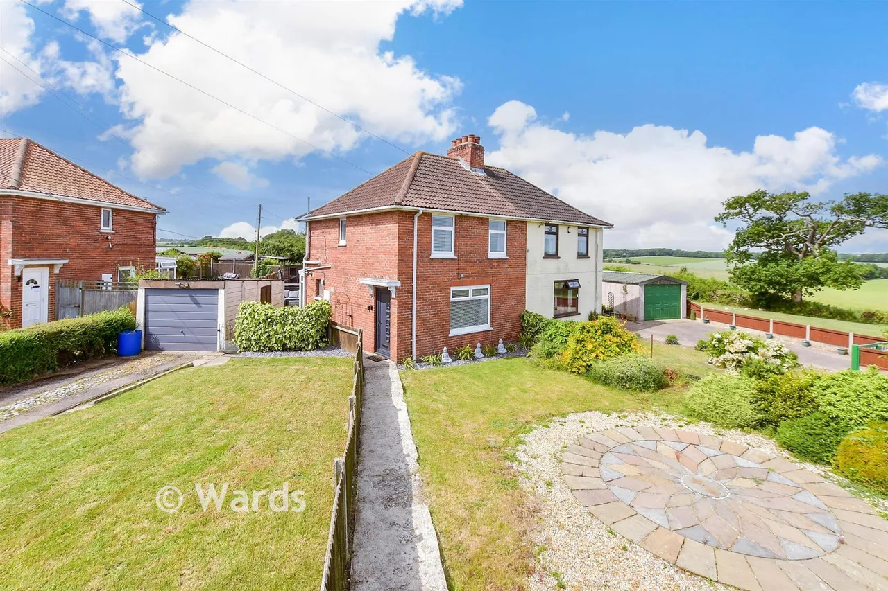2 bed house for sale, Adelaide Road, Elvington, CT15