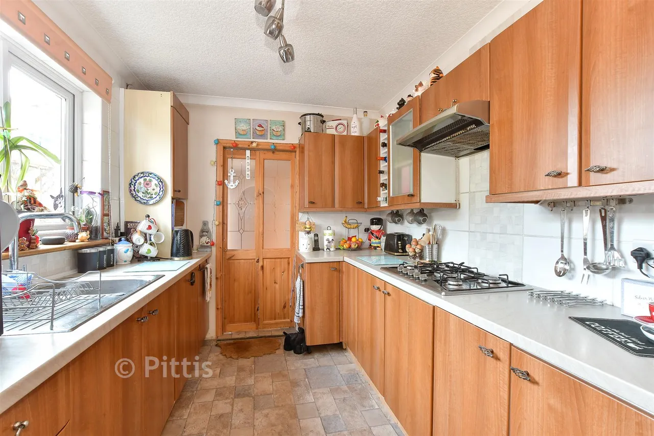 New Road, Sandown, PO36, photo 4