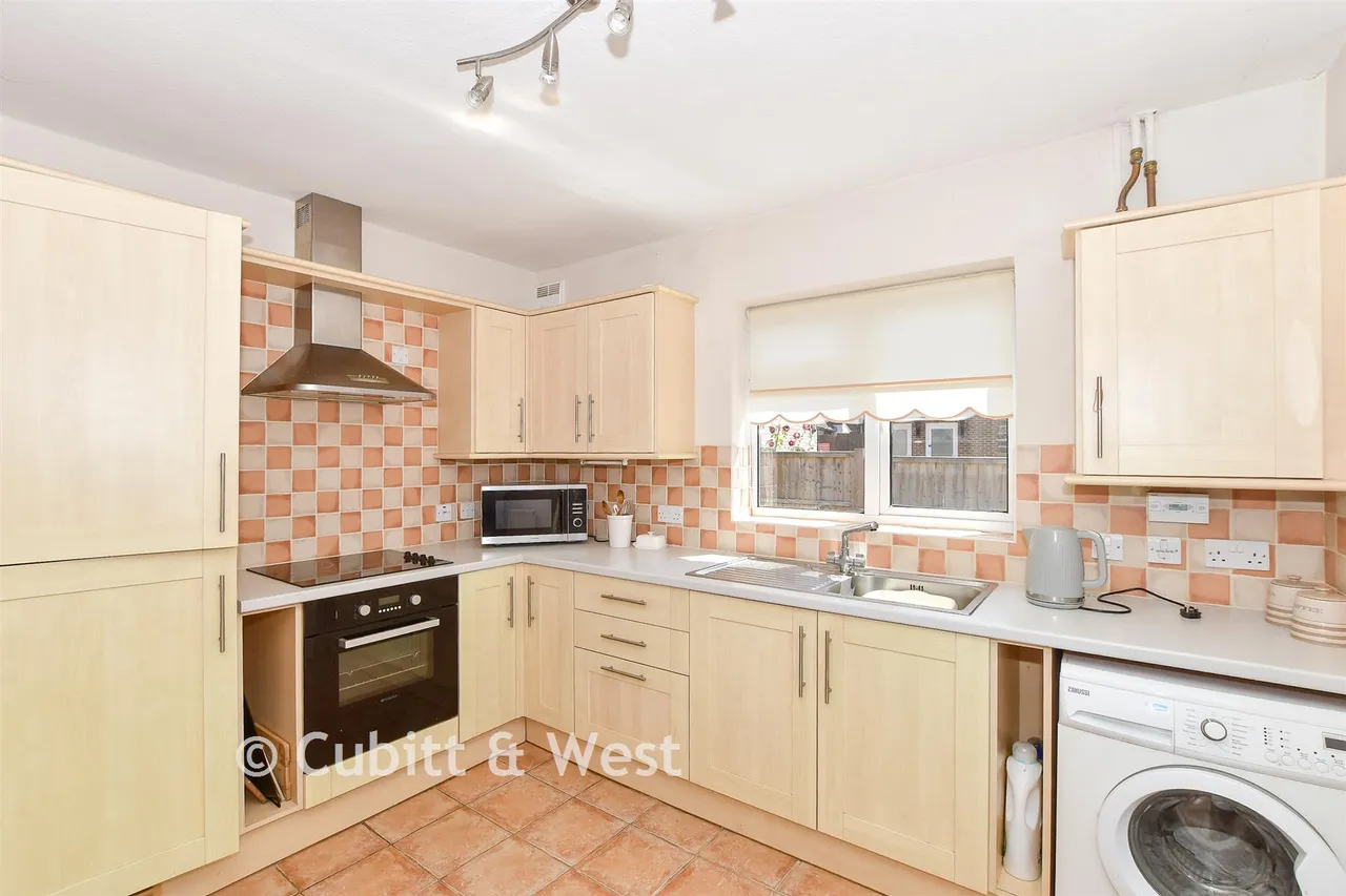 High Street, Dormansland, RH7, photo 2