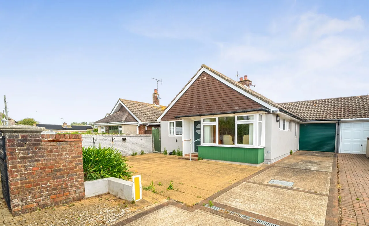 3 bed property for sale, Kingsmead Gardens, Middleton-On-Sea, PO22