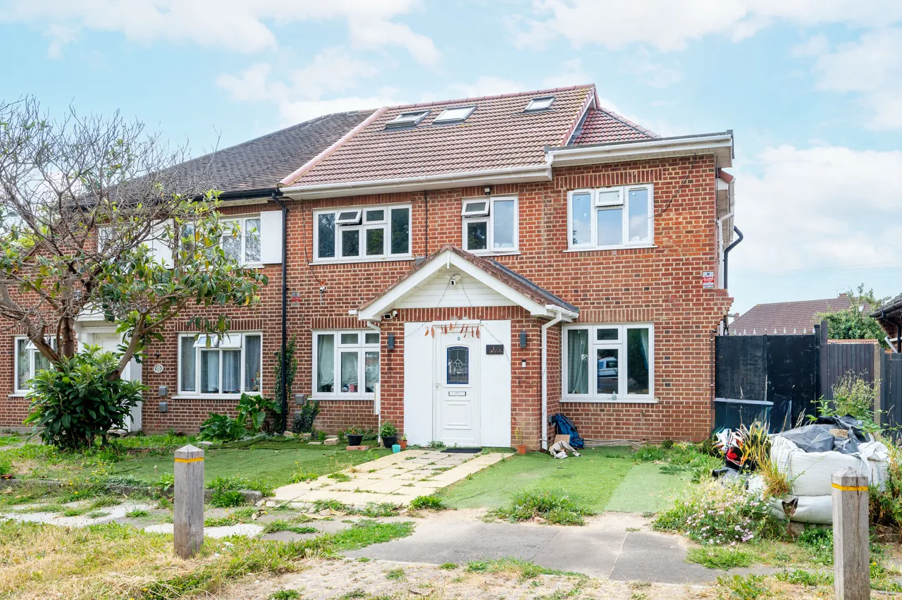 flat to rent — Annexe rear of, 205 Great West Road, Hounslow