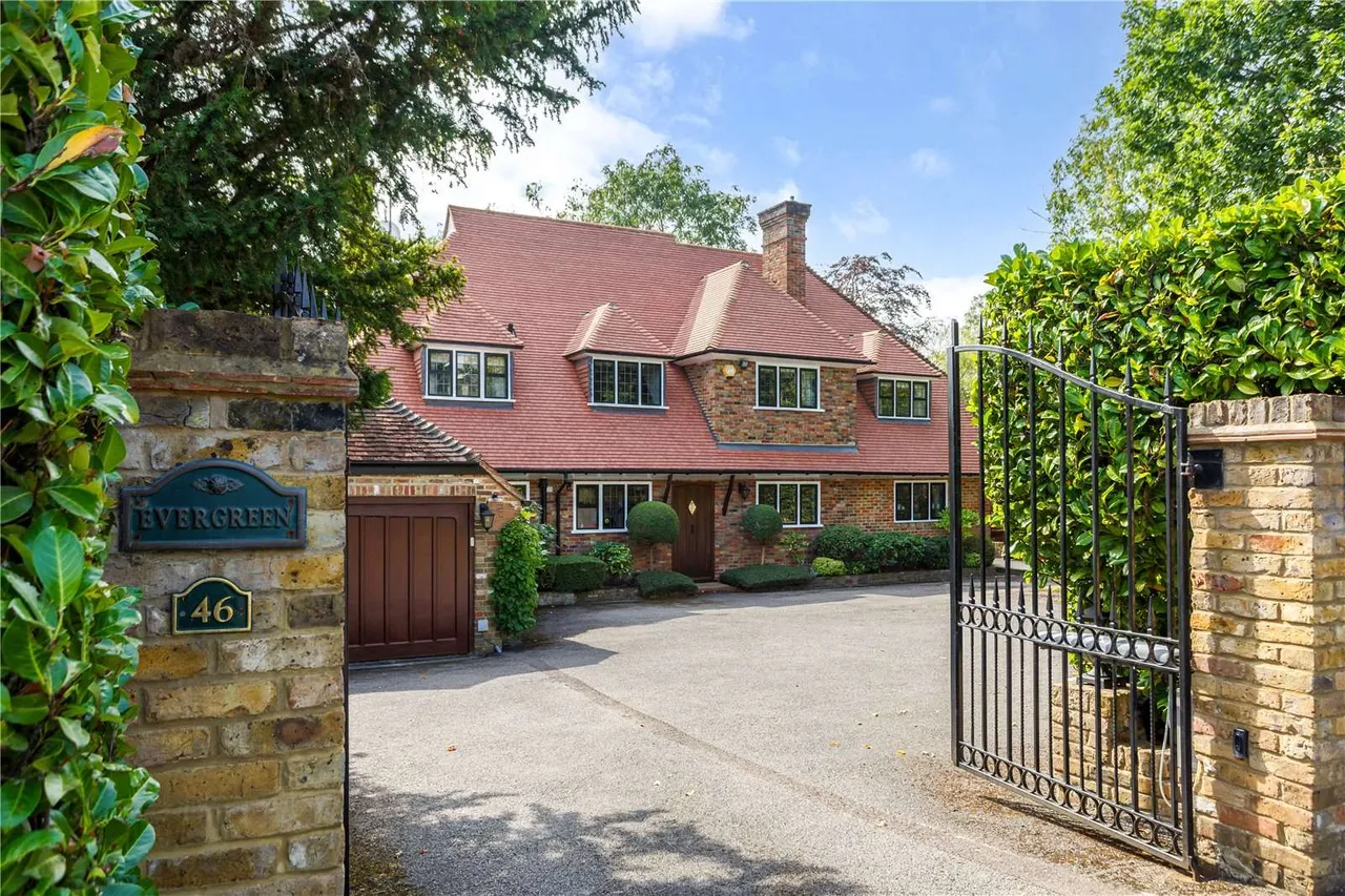 4 bed house for sale — Beech Waye, Gerrards Cross, Buckinghamshire, SL9 8BL