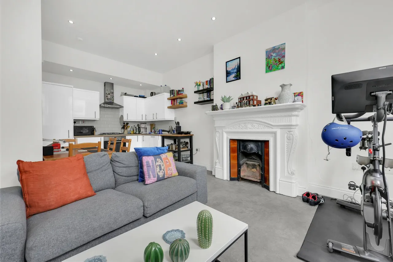 Cricklewood Broadway, London, NW2, photo 6