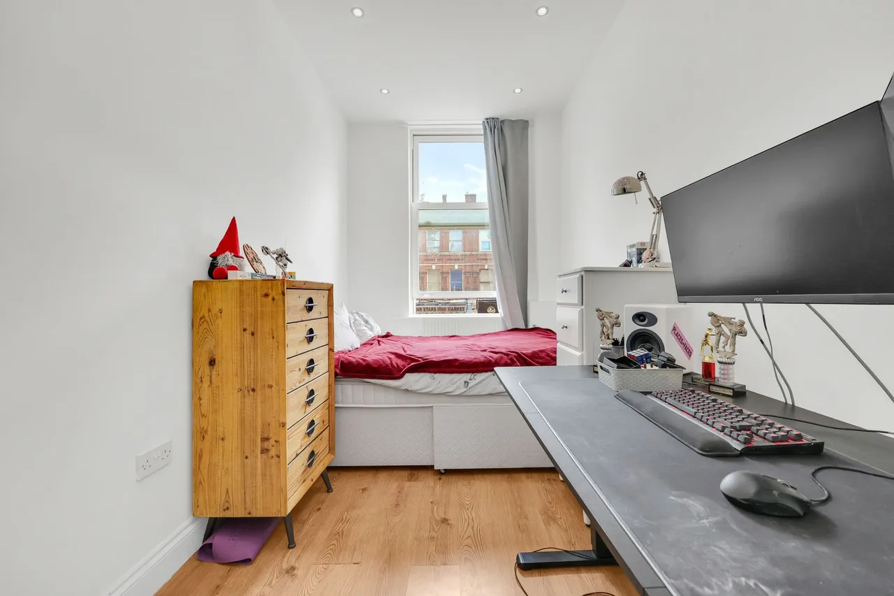 Cricklewood Broadway, London, NW2, photo 5