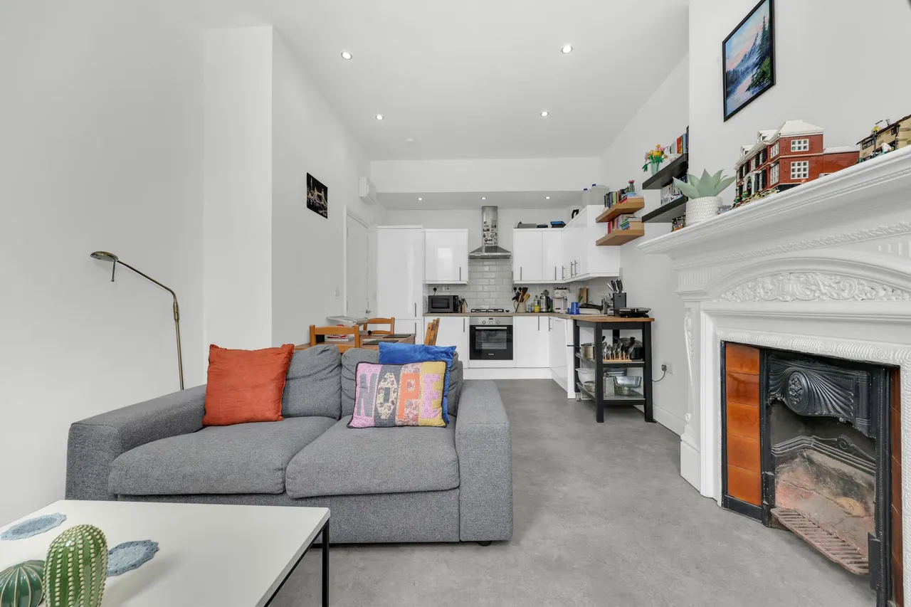 2 bed flat for sale, Cricklewood Broadway, London, NW2