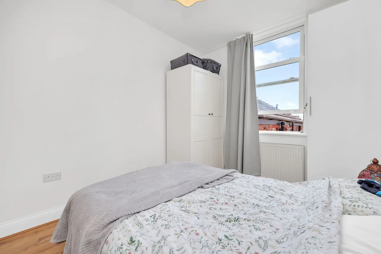 Cricklewood Broadway, London, NW2, photo 3