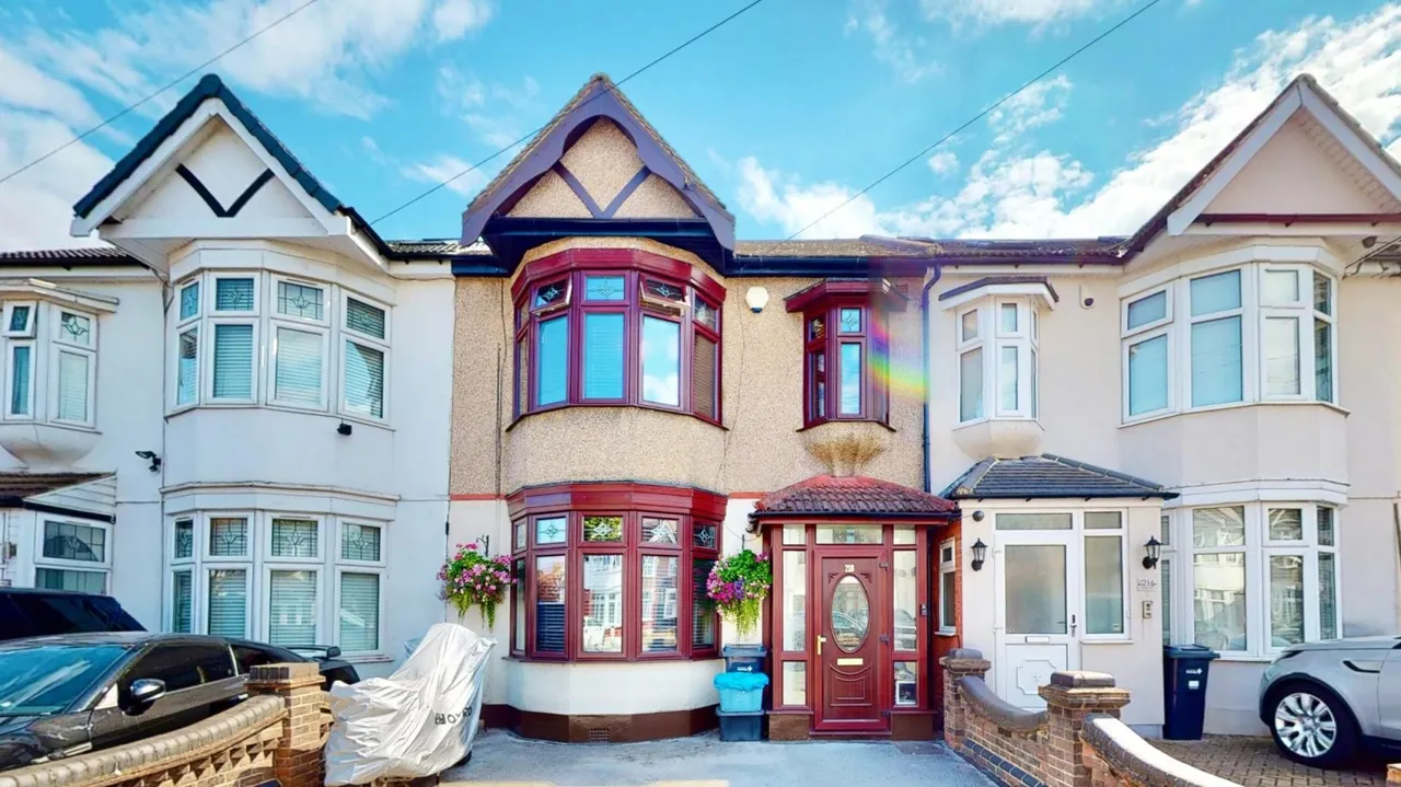 3 bed house for sale — Dawlish Drive, Ilford, IG3