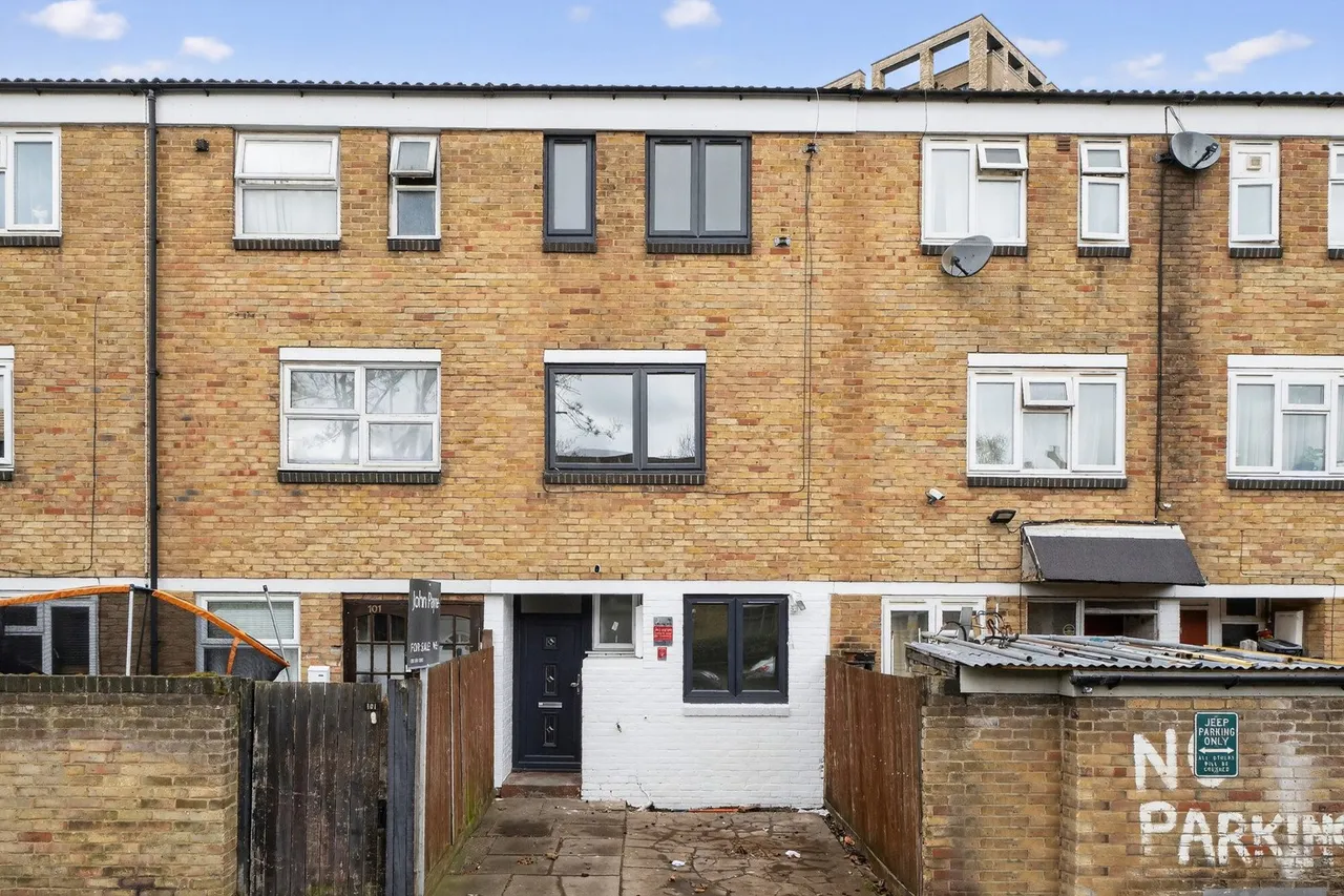 4 bed house for sale — Whinchat Road, SE28