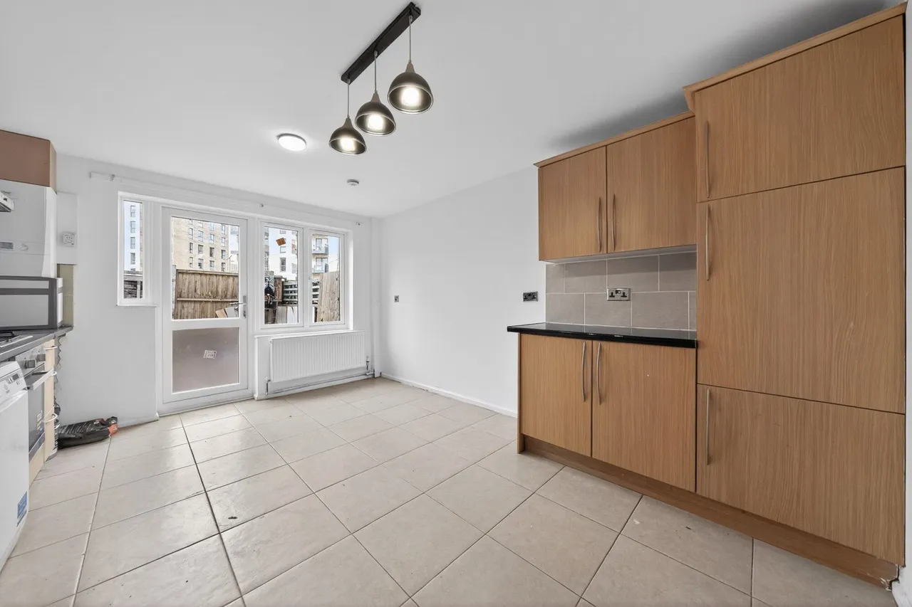 Whinchat Road, SE28, photo 4