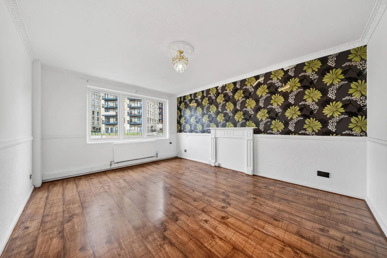 Whinchat Road, SE28, photo 2