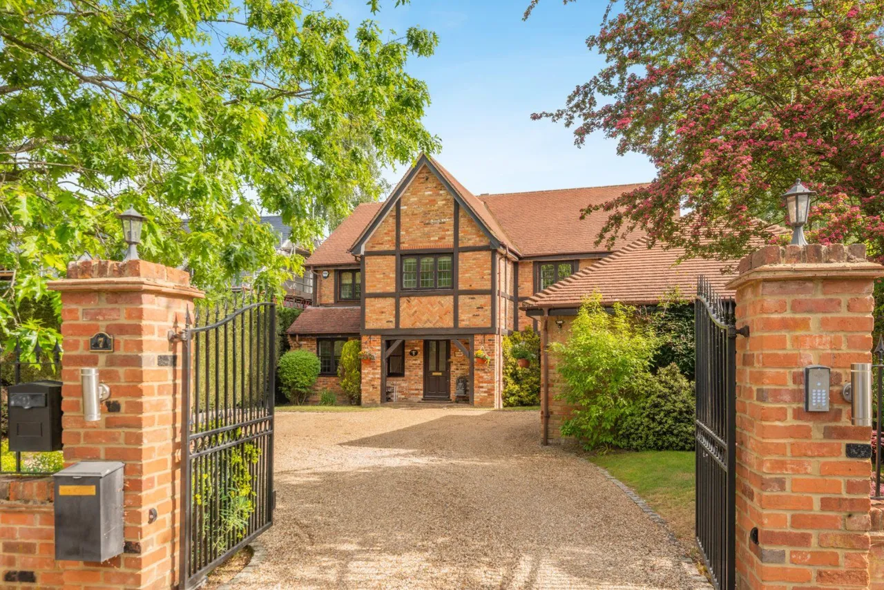 5 bed house for sale — Fulmer Drive, Gerrards Cross, Buckinghamshire, SL9 7HH