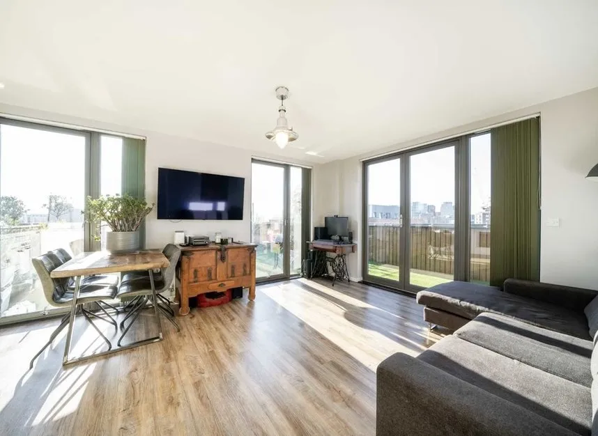 Robertson Road, Canning Town, E16, photo 2