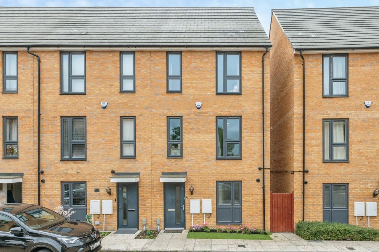 4 bed house for sale — Lance Street, Rainham, Essex, RM13