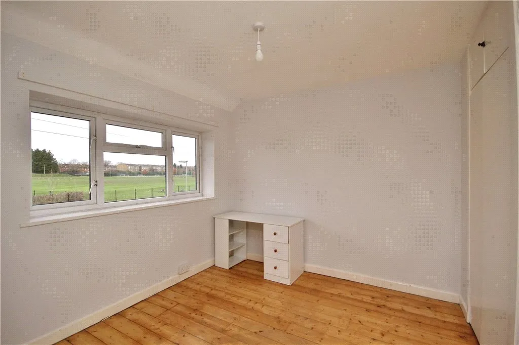 Larch Avenue, Guildford, GU1, photo 2