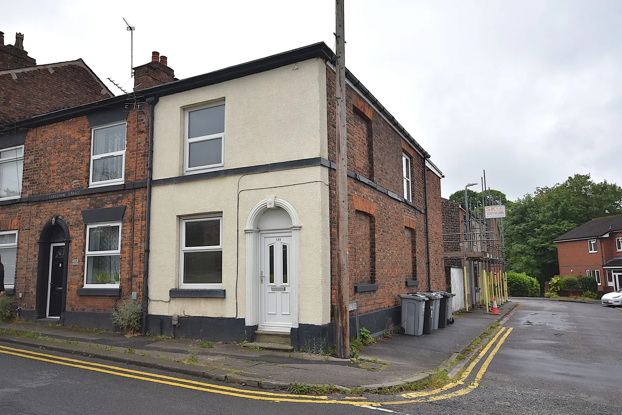 2 bed house for sale, Hurdsfield Road, Macclesfield