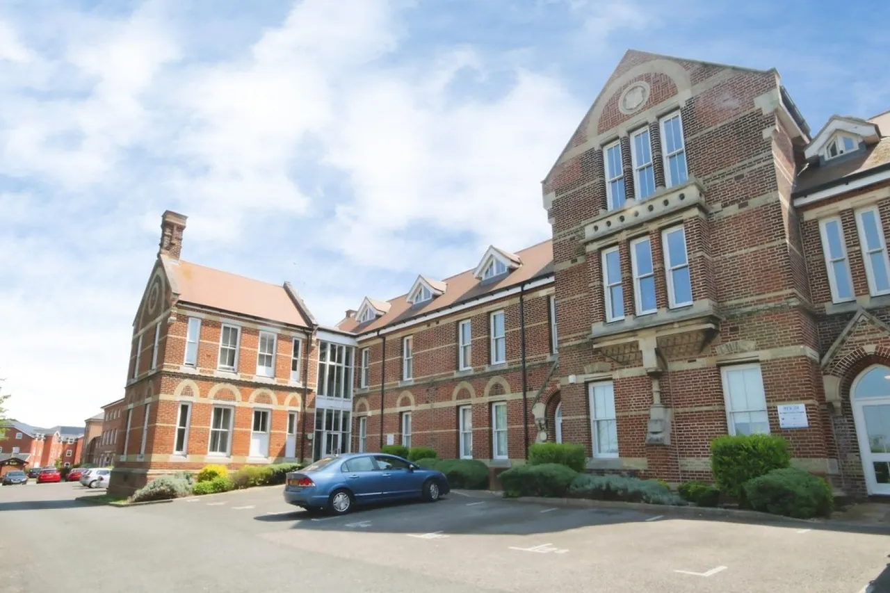 2 bed flat to rent — George Roche Road, Canterbury