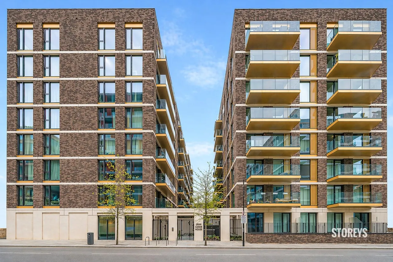 Royal Crest Avenue, Silvertown, E16, photo 2
