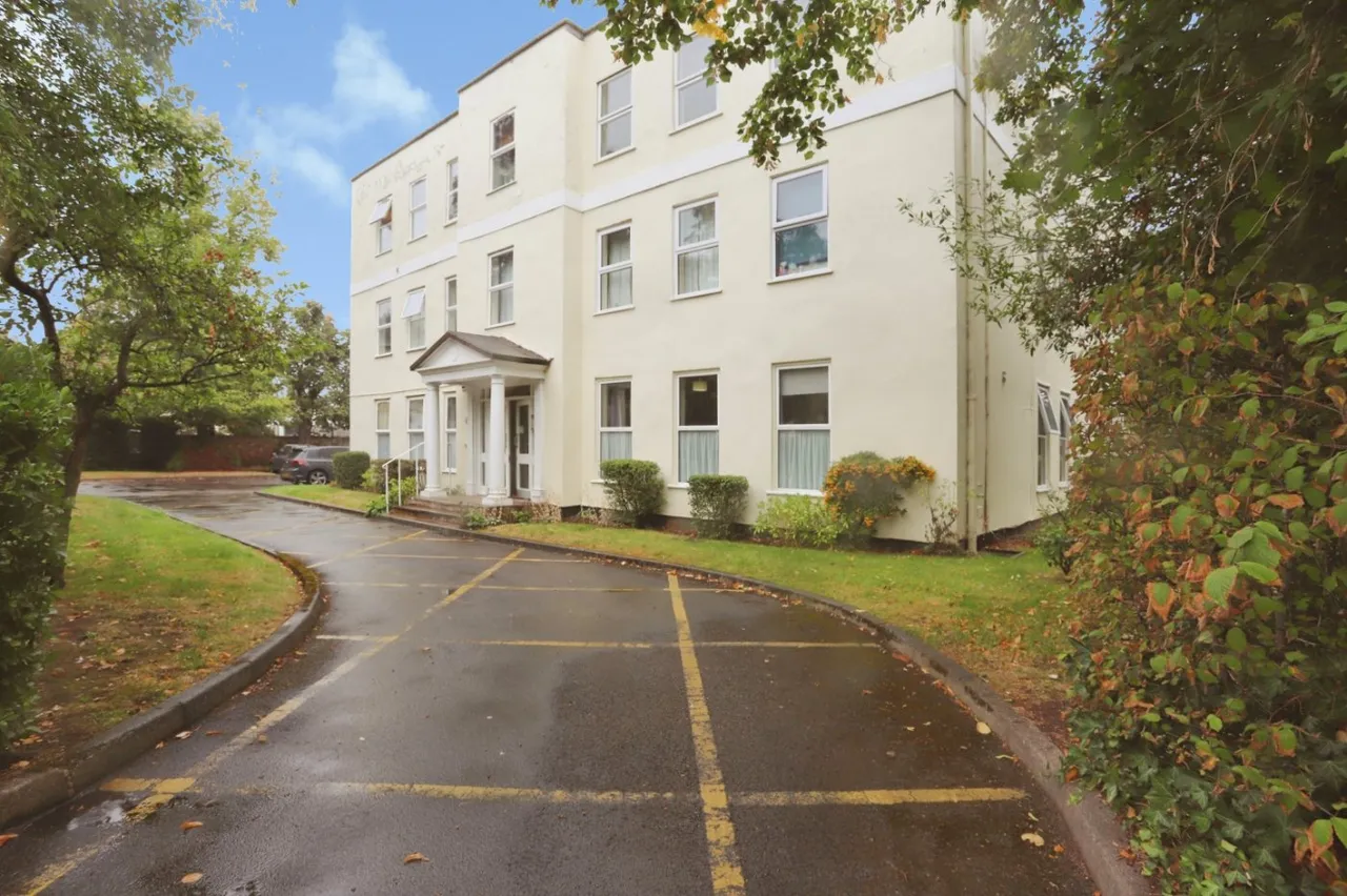 2 bed flat for sale, Pittville Circus, Cheltenham, GL52