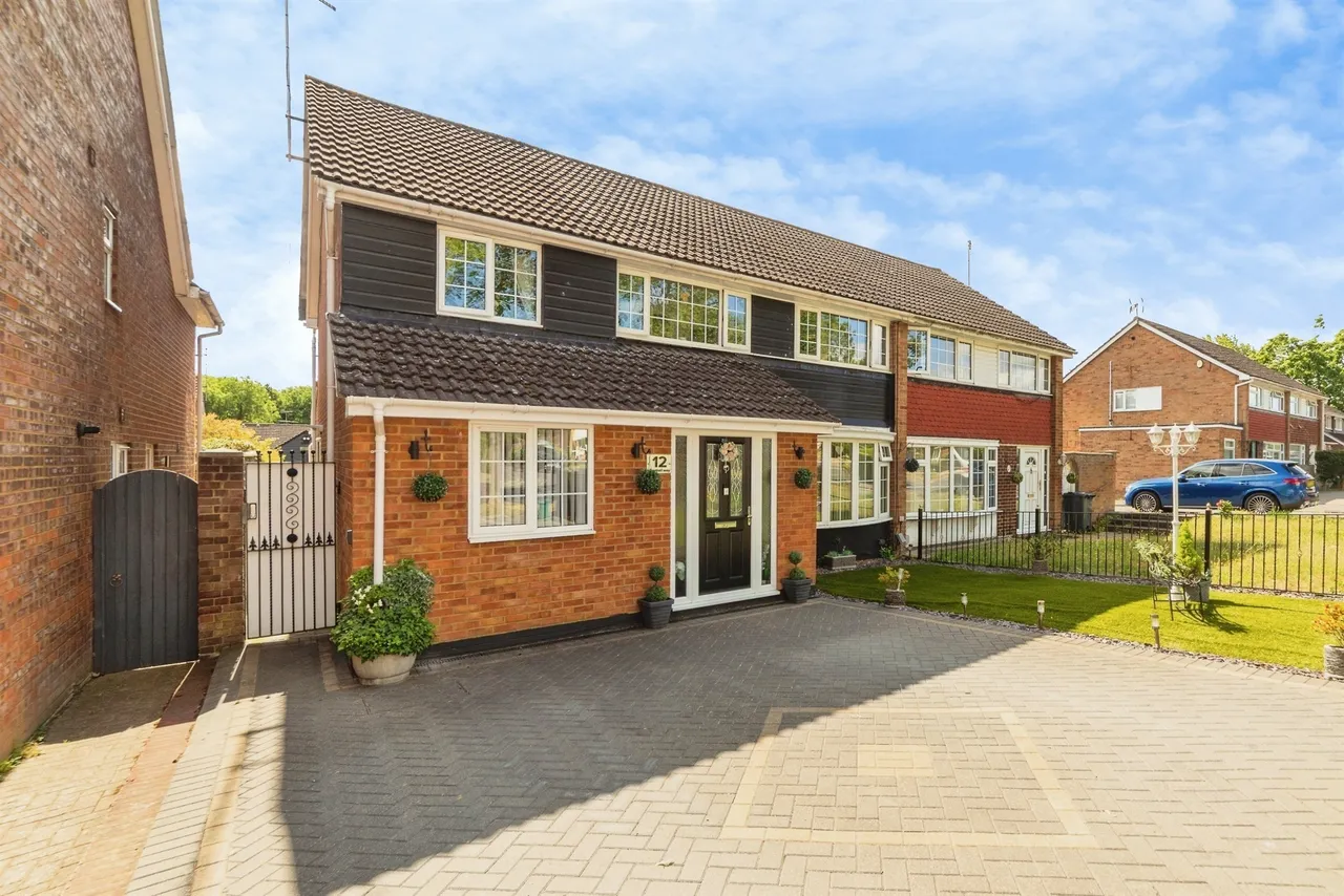 5 bed house for sale — Shephall Way, Stevenage