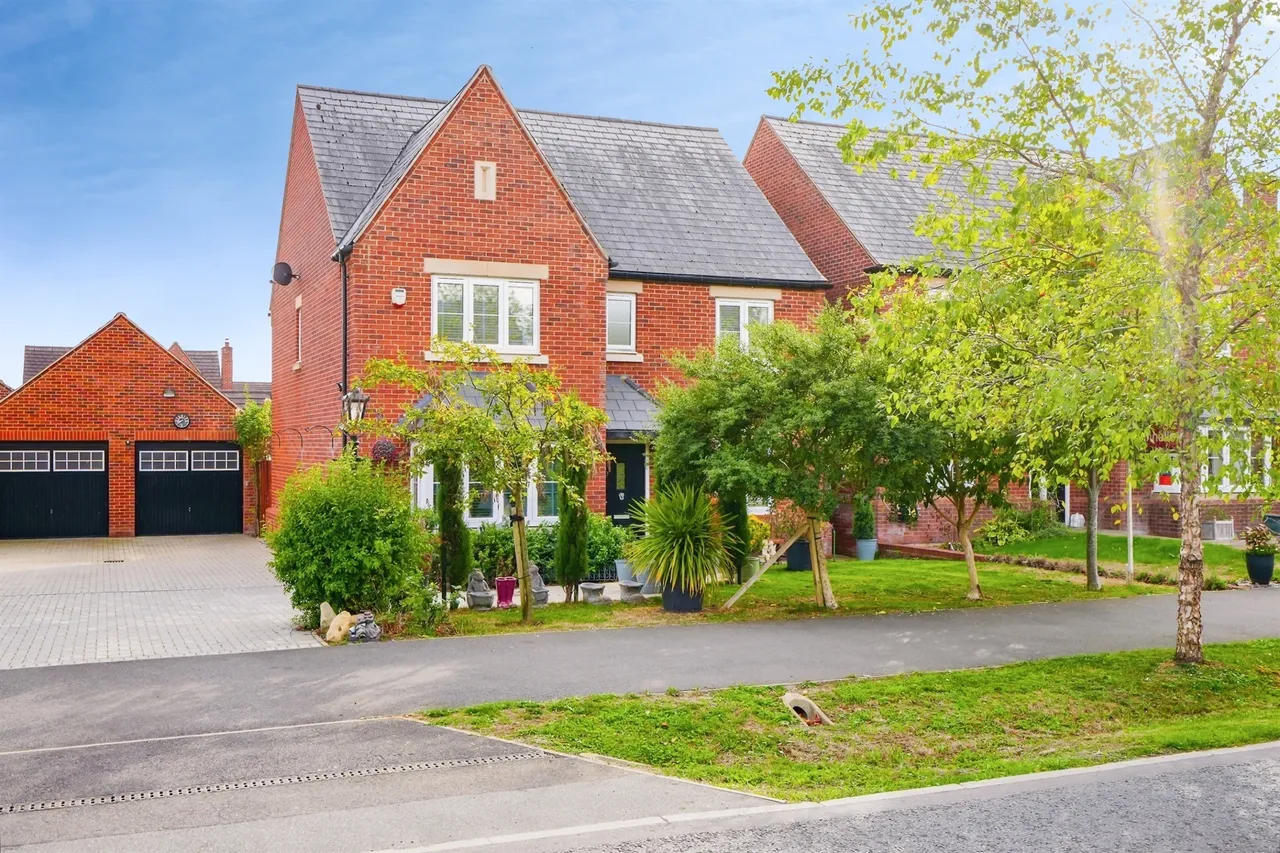 5 bed house for sale, Camp Road, Upper Heyford, OX25