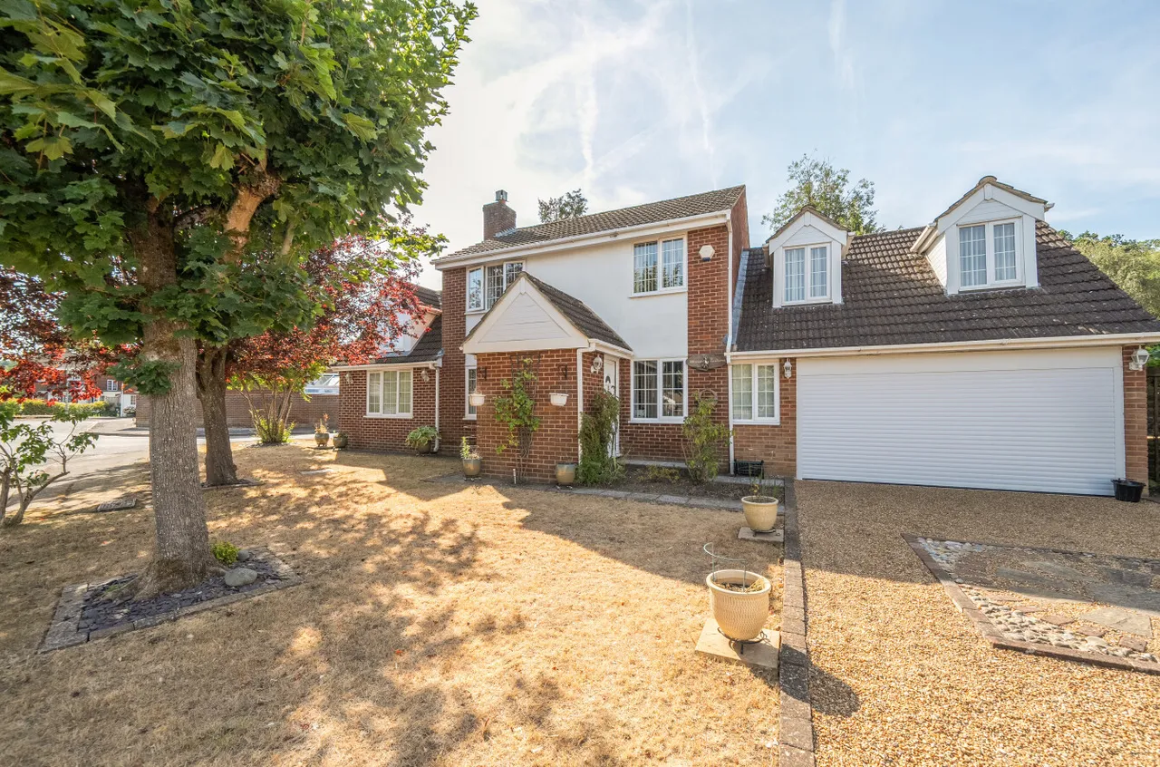 4 bed house for sale — Kilmartin Gardens, Frimley, Camberley, Surrey, GU16 8XL