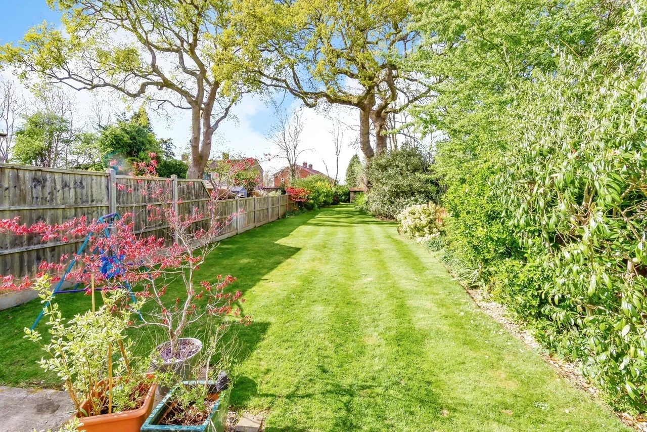 Harewood Gardens, Sanderstead, South Croydon, Surrey, CR2, photo 3