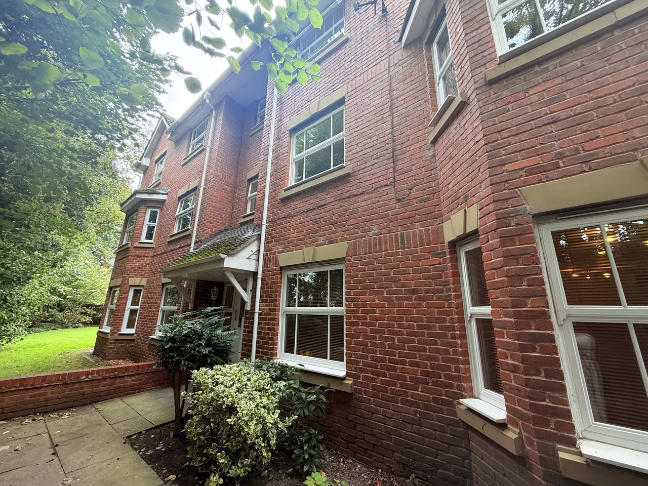 2 bed flat to rent — Kentmere Close, WA15