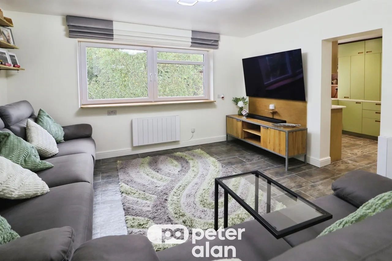 Woodside Court Cardiff, CF14, photo 2