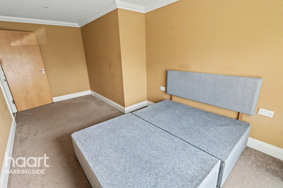 Tomswood Hill, Barkingside, IG6, photo 5