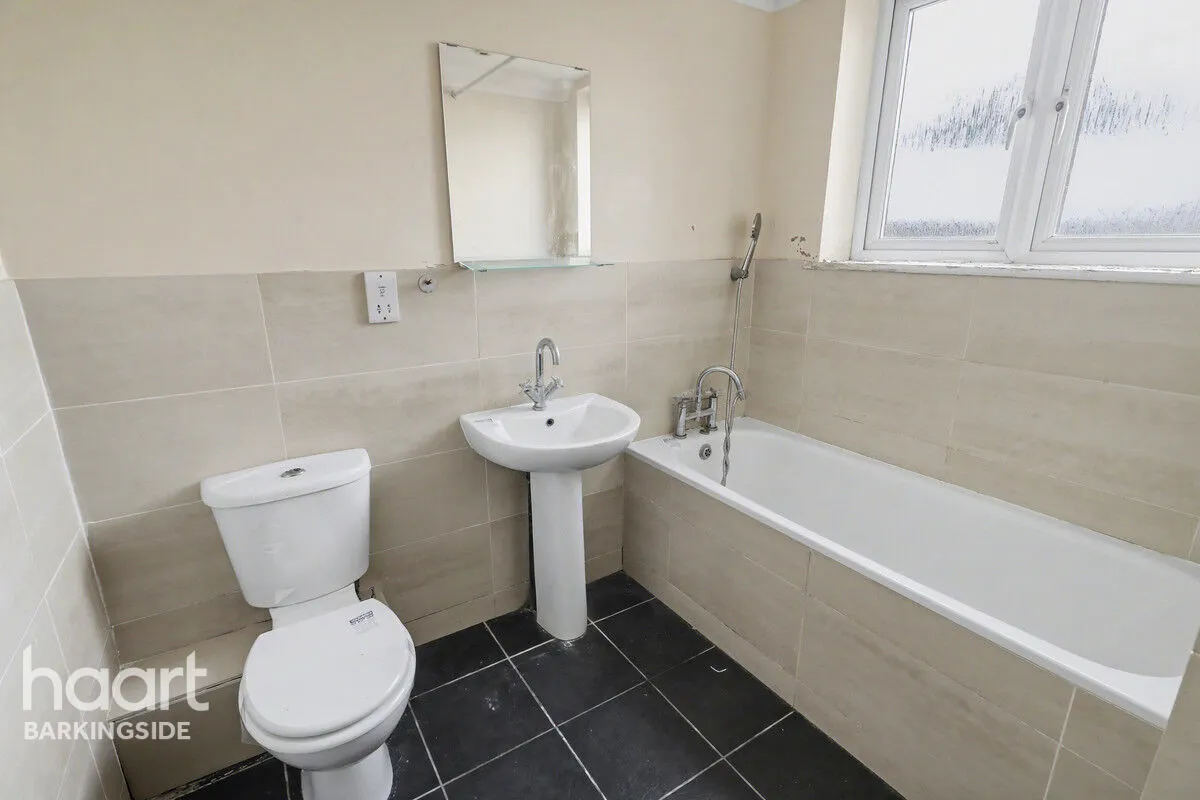 Tomswood Hill, Barkingside, IG6, photo 7