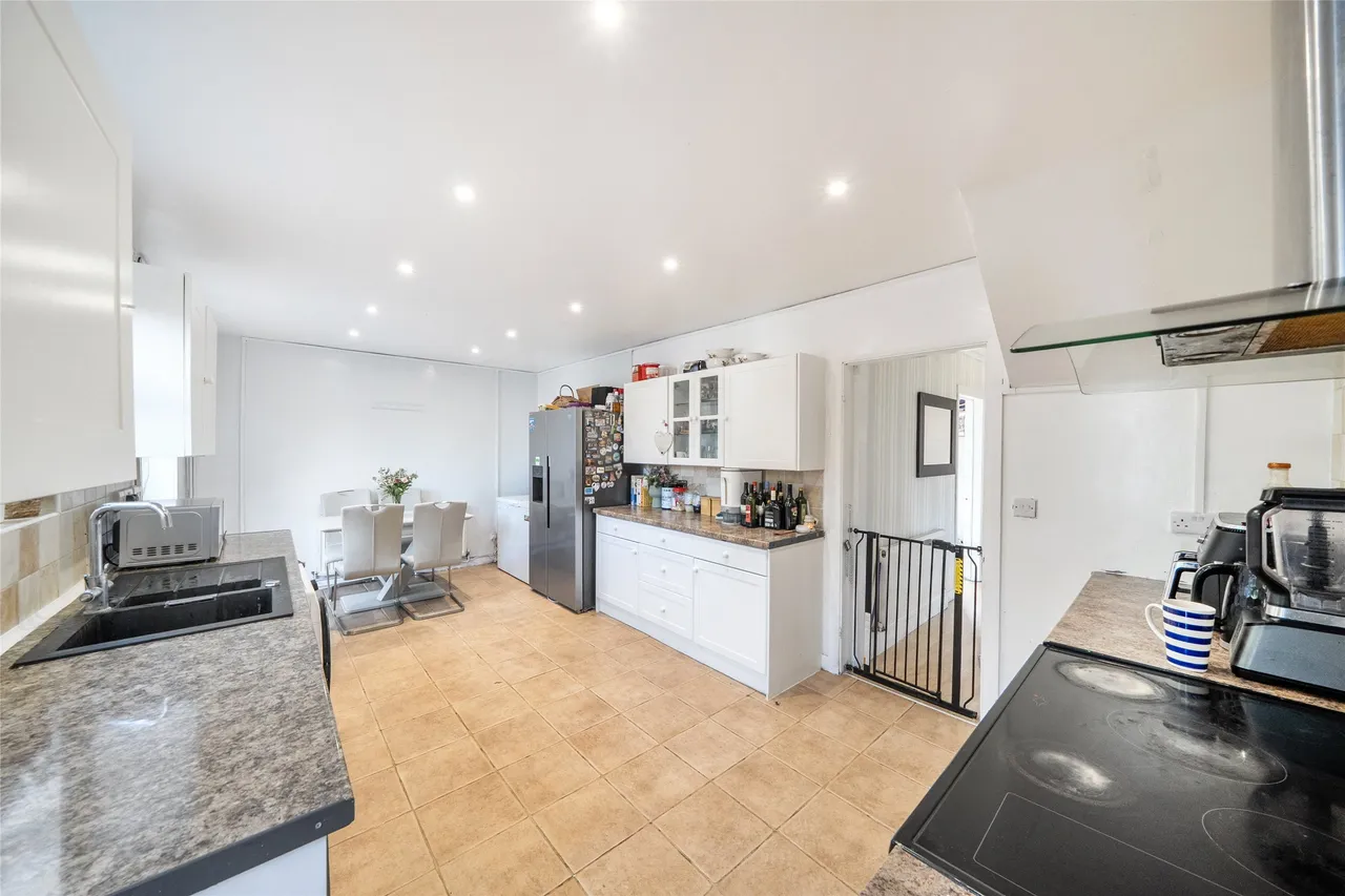 3 bed house for sale — Barnfield Avenue, Mitcham, CR4 1DN