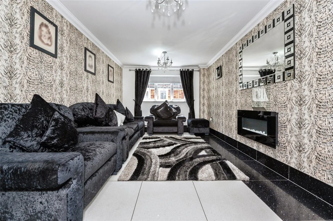 Weymouth Drive, Chafford Hundred, Grays, Essex, RM16, photo 2