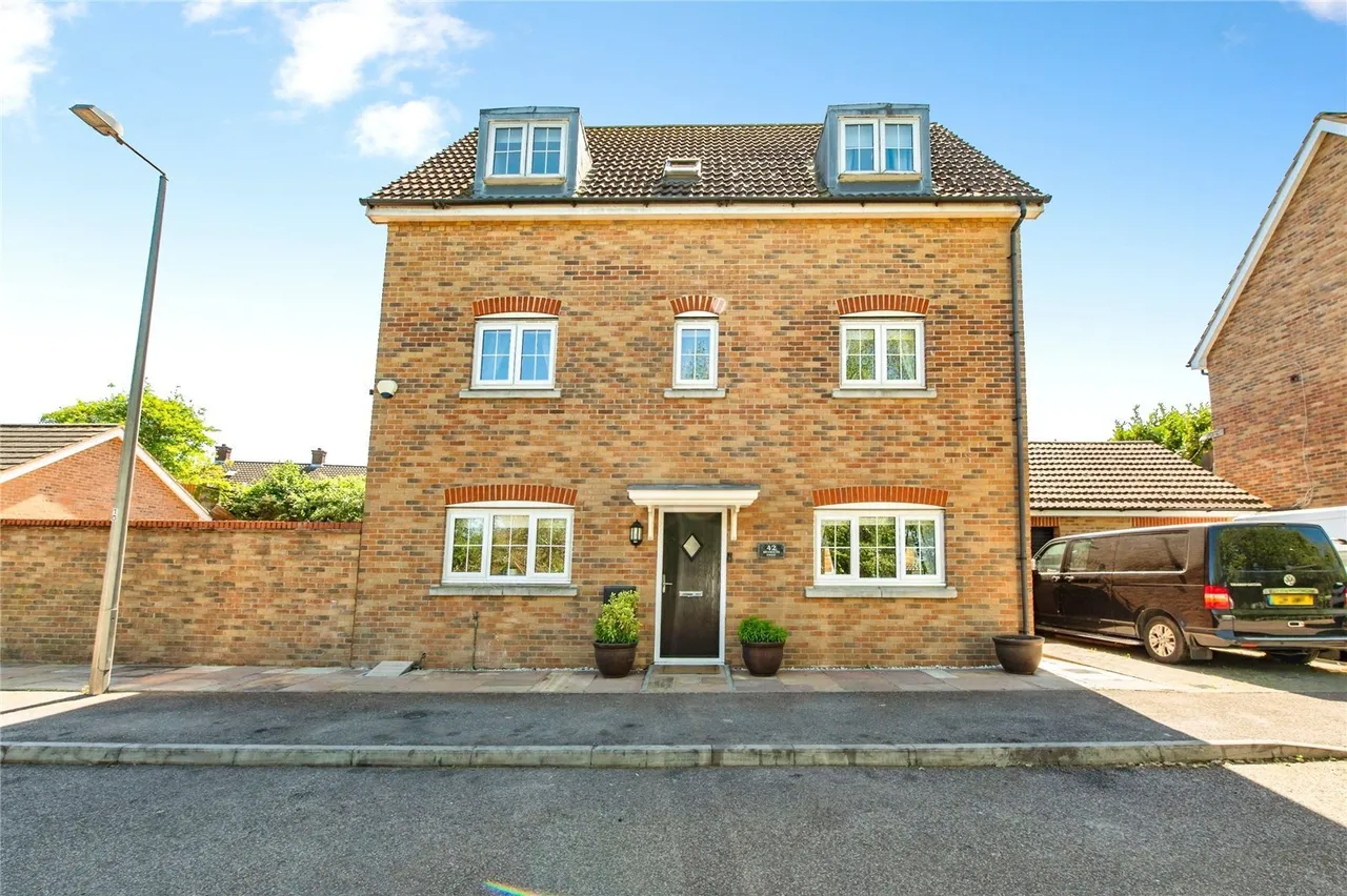 5 bed house for sale — Weymouth Drive, Chafford Hundred, Grays, Essex, RM16